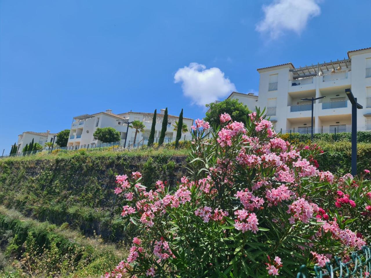 Seaside Serenity - Stylish Apartment With Spectacular Views Manilva Exterior photo